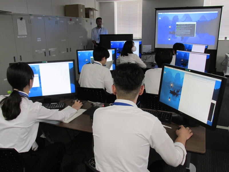 複数の職員がパソコンを操作している写真