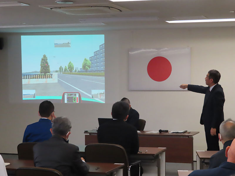警務課でスクリーンを映している写真