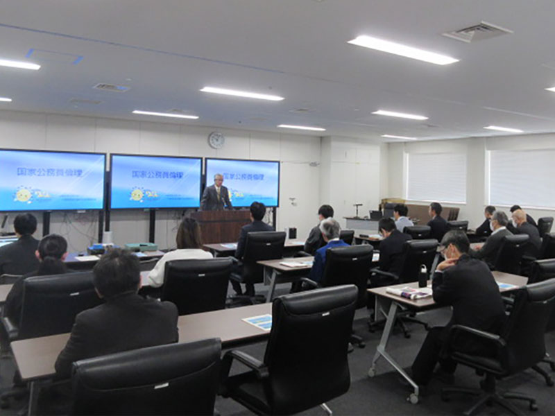 警務課の業務風景