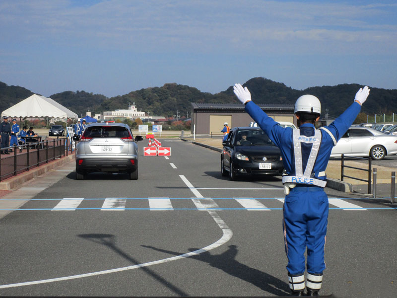 手信号で車を誘導している写真