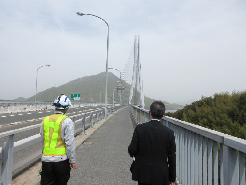 高速道路管理官が道路上で点検中の写真