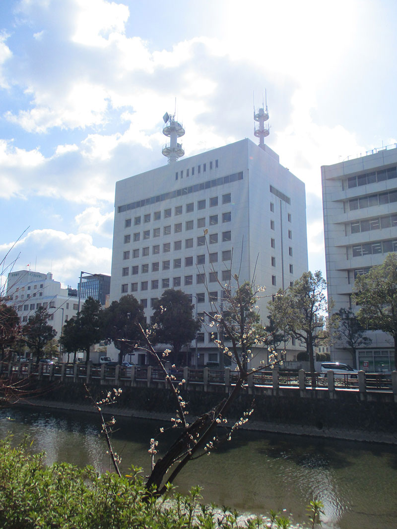 愛媛県情報通信部の外観写真