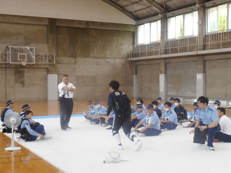 中国四国管区警察学校 体育館で訓練をしているの写真