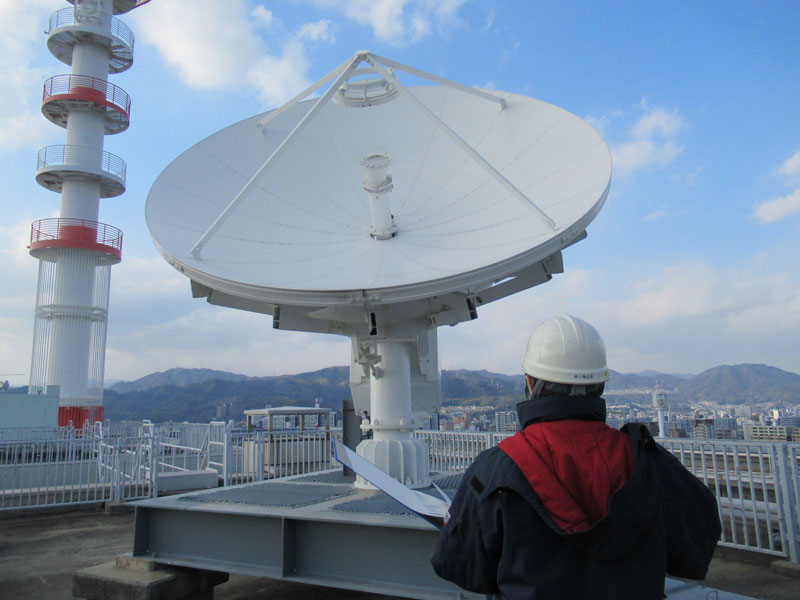 巨大な通信アンテナの写真