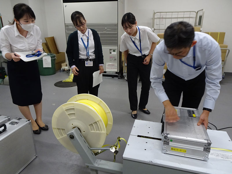 通信庶務課が備品を扱っている写真
