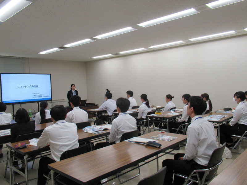 通信庶務課の業務風景