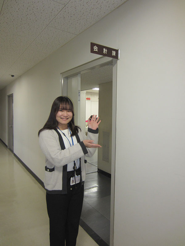 会計課前にて笑顔の写真
