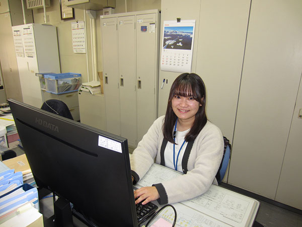 職場にて業務中の写真
