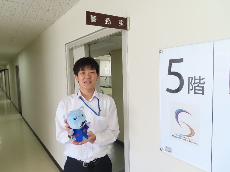 採用案内をしている写真