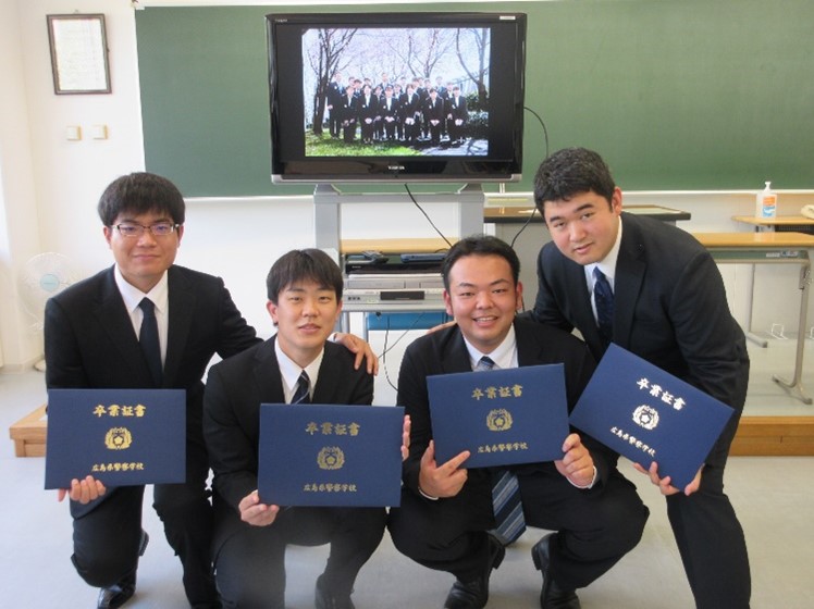 建物前で撮られた写真