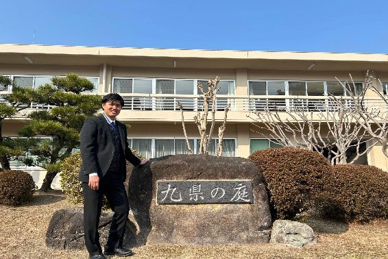 石碑前で撮られた写真