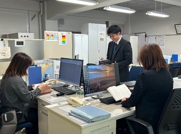 始業前、席に着く写真