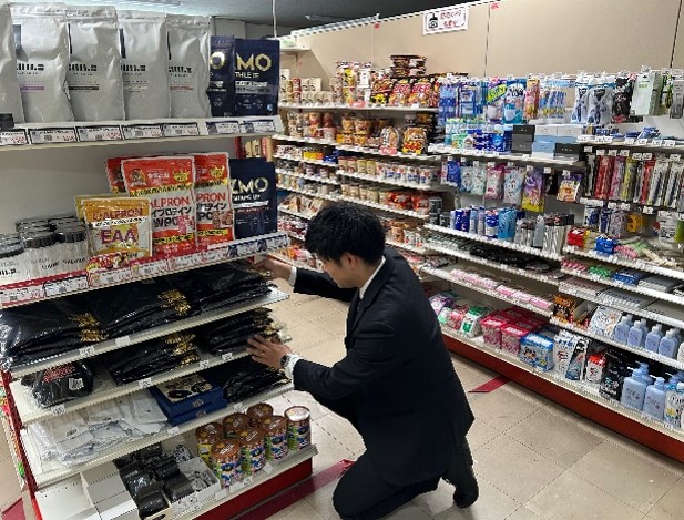 無人の売店の品揃えを確認している写真