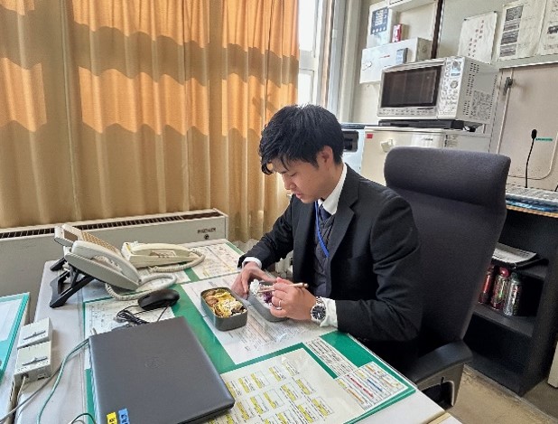 机でお弁当を食べる写真