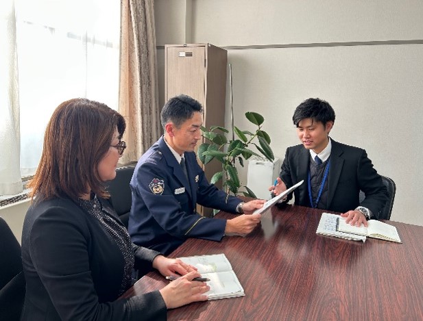 上司に報告・相談している写真