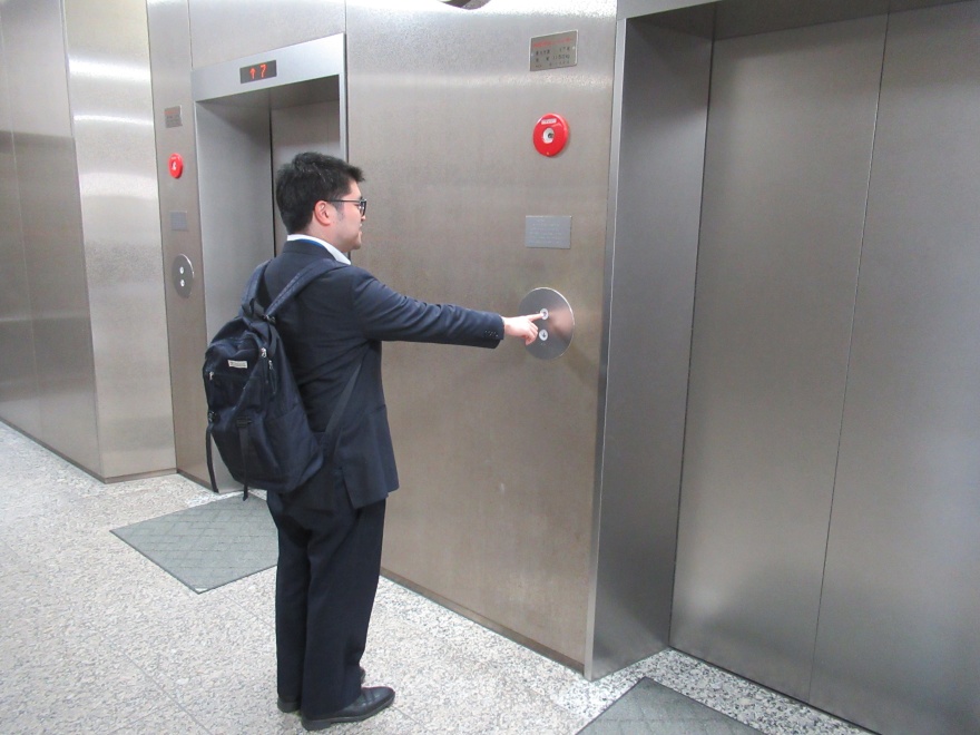 建物入口に入ろうとしている写真