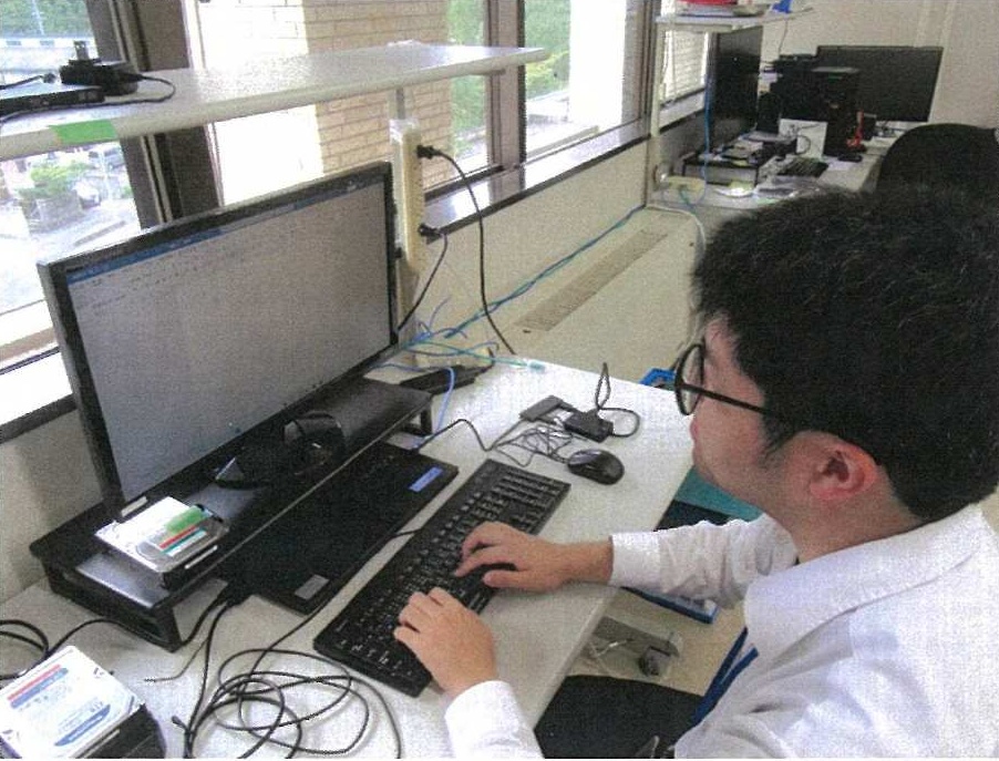 報告書を作成している写真