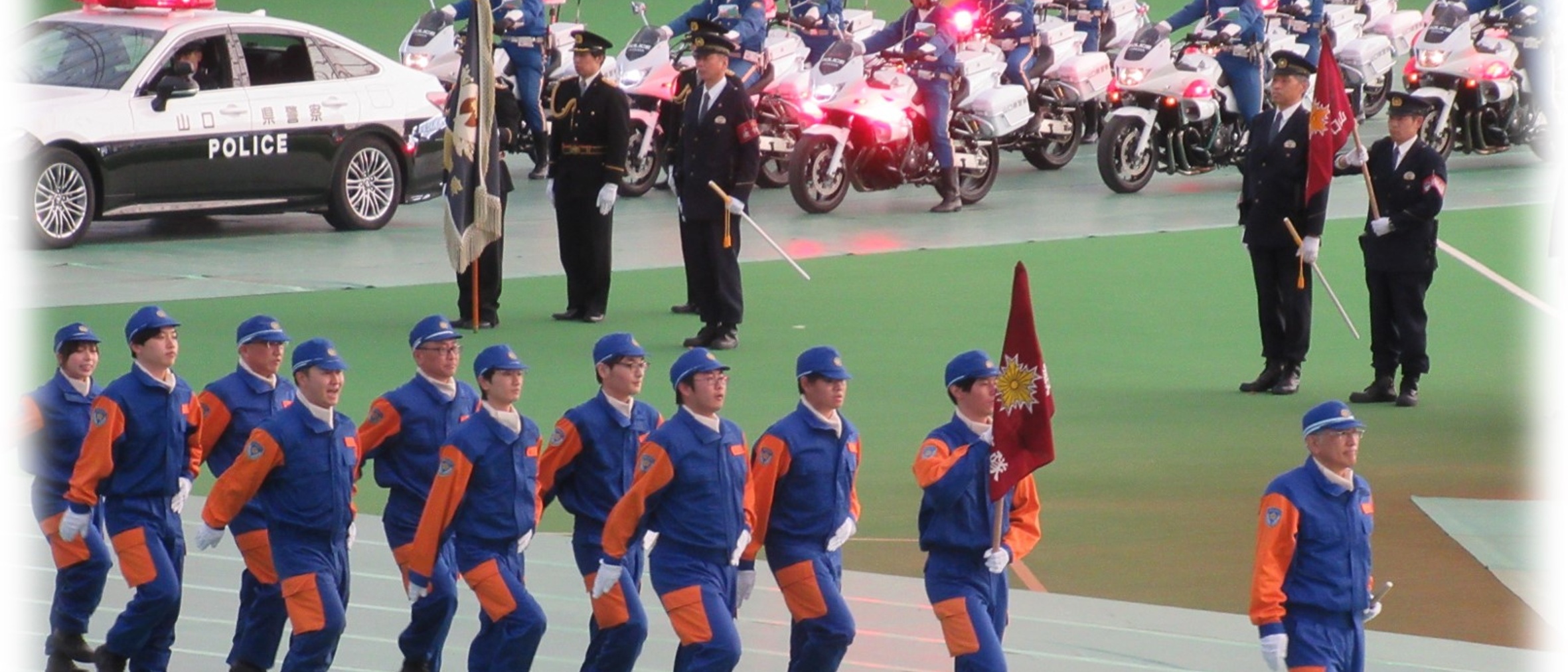 行進している写真